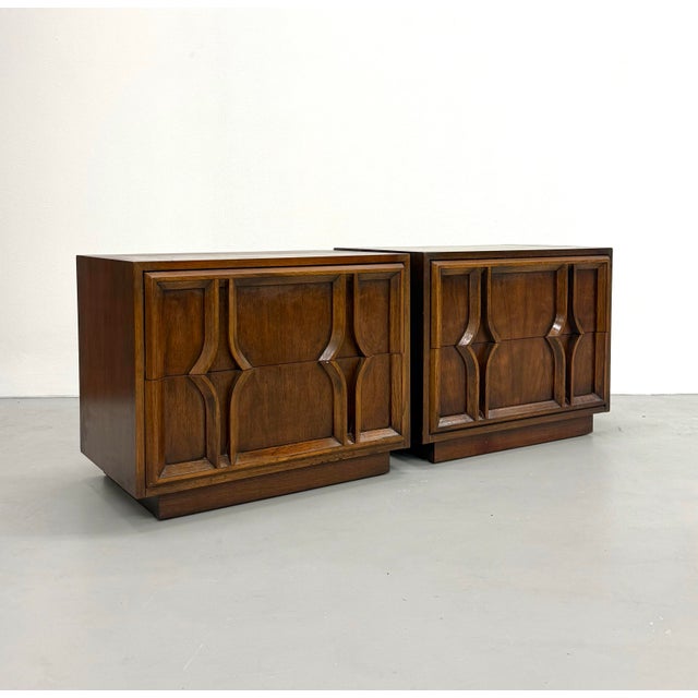 Vintage MCM Walnut Brutalist Bedside Tables – Pair For Sale In West Palm - Image 6 of 7