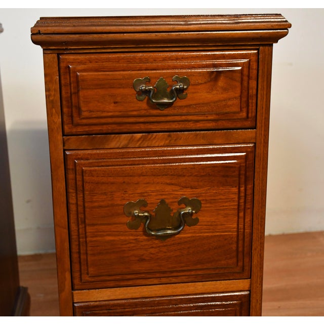 1930s Pair of English Chippendale Walnut Nightstands / Bedside Tables For Sale - Image 6 of 17