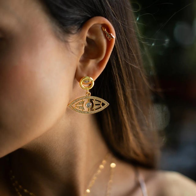 Timeless Horizon Eye Gold Earrings, A Pair For Sale - Image 4 of 6