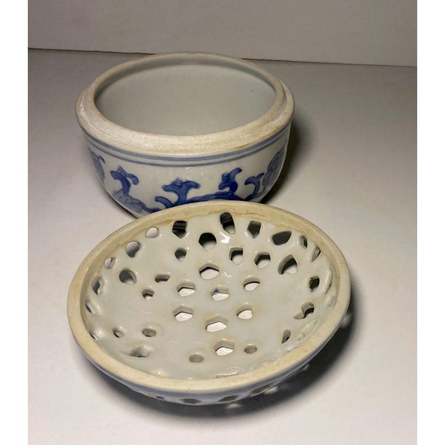 1980s Chinese Blue and White Porcelain Trinket Boxes a Pair For Sale - Image 4 of 9
