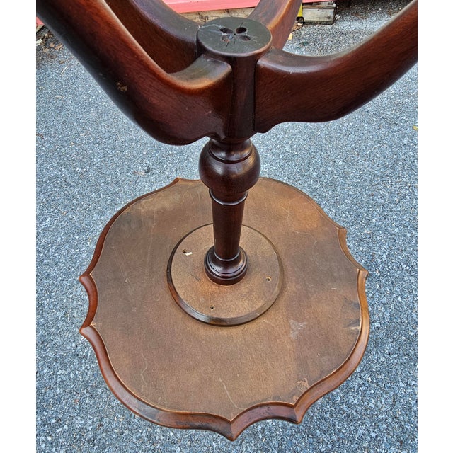 George III Mahogany Bookmatched Pedestal Quadfeet Tea Table For Sale - Image 4 of 5