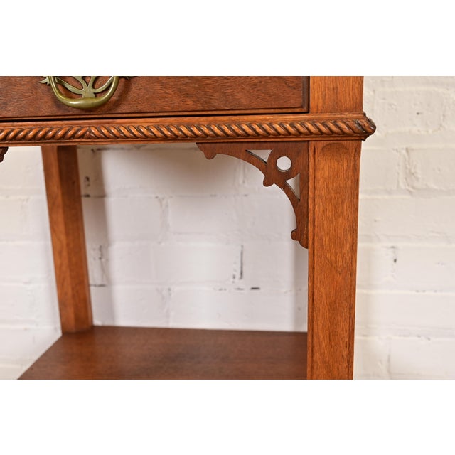 Georgian Carved Mahogany Nightstand or Occasional Side Table by Northern Furniture Co., Circa 1960s For Sale - Image 11 of 16