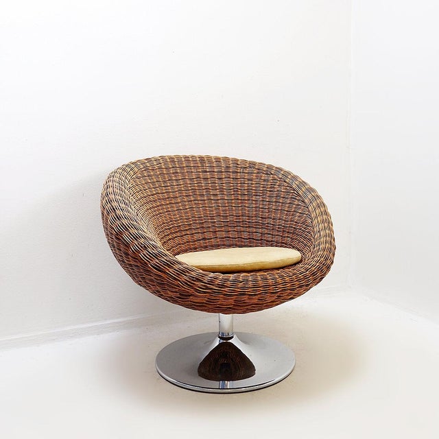 Vintage - Decoration - Home Decor Measures : 82x73cm H:72cm SH:37cm Pair of vintage wicker armchairs with chrome tulip...