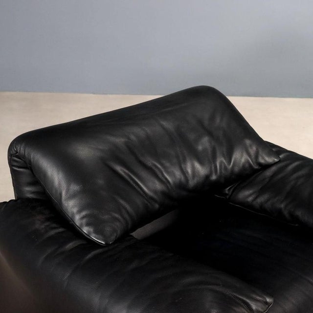 Maralunga Armchairs attributed to Vico Magistretti for Cassina, Set of 2 For Sale - Image 3 of 10