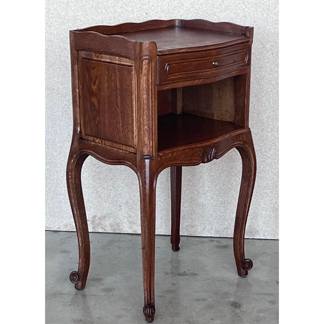Early 20th Century Pair of Walnut Nightstands Tables with Drawer and Open Shelf For Sale - Image 18 of 18