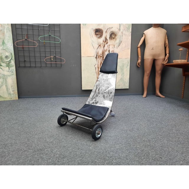 A fun and comfortable armchair on wheels. Ideal for reading or simply relaxing. Made of metal and sealed with clear...