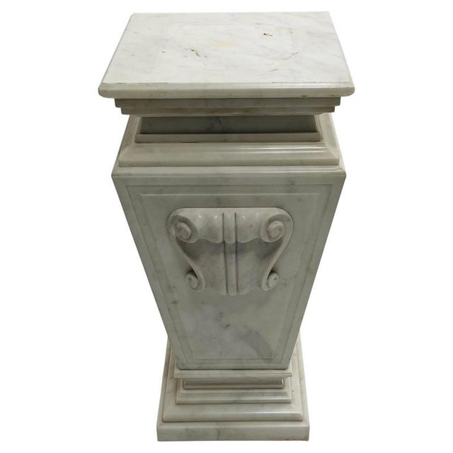 Important Carrara marble pedestal. Belle Époque style. Early 20th century. 90 x 47 x 42 cm Good condition
