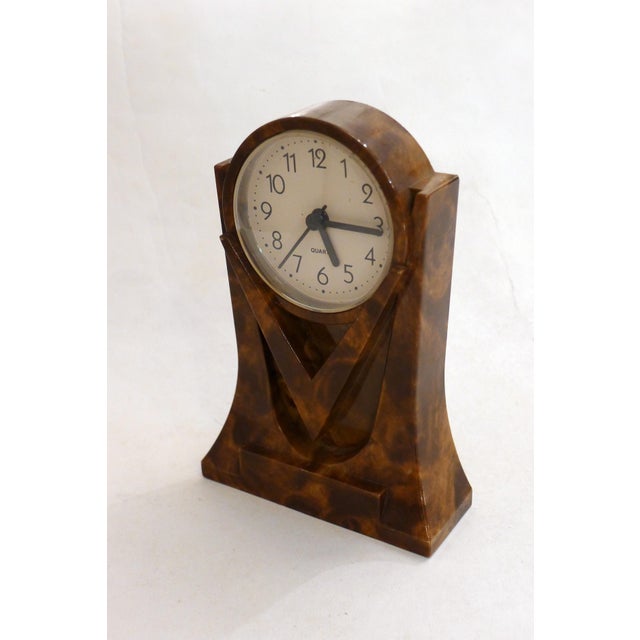 Small 1980s-style mantel clock, geometric shape/structure made of marbled brown plastic, imitation precious wood veneer,...
