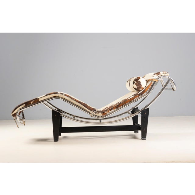 This chaise longue was produced in the 1970s and is based on the iconic LC4 model originally designed by Le Corbusier,...