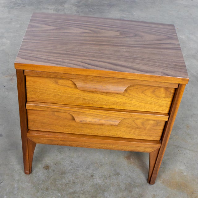 Mid-Century Modern Mid-20th Century MCM Nightstand Side or End Table Attributed to Johnson Carper Fashion Trend Line For Sale - Image 3 of 17