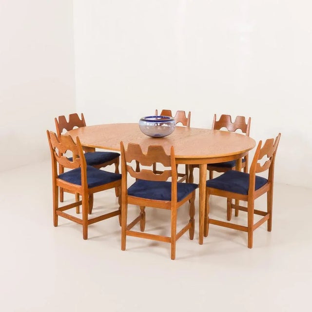 Classic Danish mid-century round vintage oak extension dining table made in the 1960s. It features an additional leaf 55...