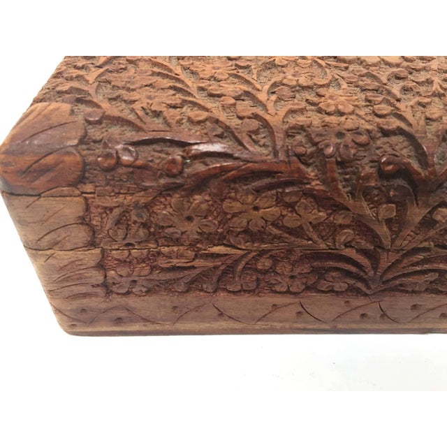 Hand-Carved Anglo-Indian Mughal Style Wooden Jewelry Box – Early 20th Century An elegant early 20th-century Anglo-Raj...