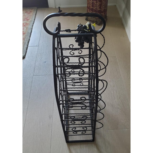 Holds 14 wine bottles. Includes grape bunch attached.