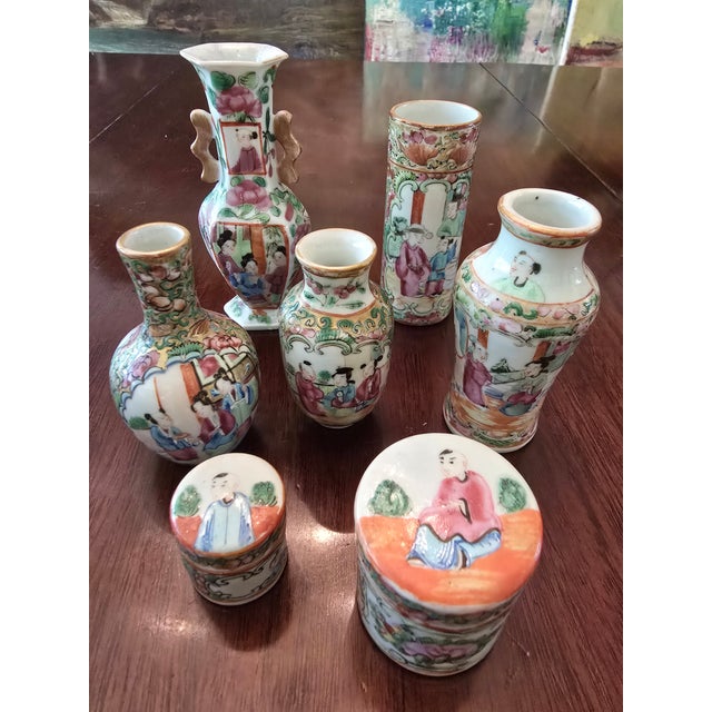 Chinese Antique Chinese Porcelain Collection Rose Mandarin Medallion, Set of 7 For Sale - Image 3 of 10