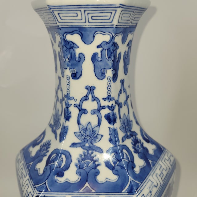 1980s Vintage 19" Chinoiserie Hexagonal Blue & White Porcelain Vase With Hand-Carved Stand - Set of 2 For Sale - Image 5 of 10
