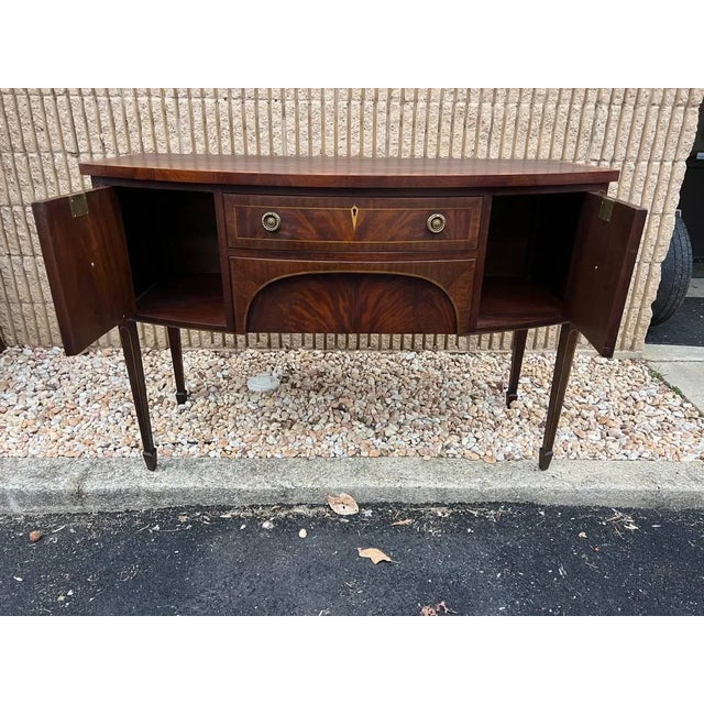 Wood Late 20th Century Henkel Harris Virginia Galleries Bow Front Mahogany Hepplewhite Server Buffet Sideboard For Sale - Image 7 of 12