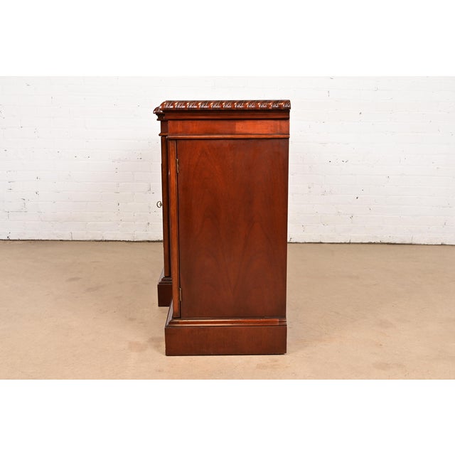 Late 20th Century Baker Furniture Historic Charleston Georgian Flame Mahogany Breakfront Sideboard or Bar Cabinet For Sale - Image 12 of 14