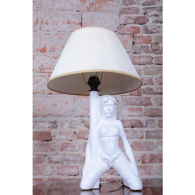 This interesting table lamp originates from the 1970s and stylistically follows the rich tradition of figural lamps that...