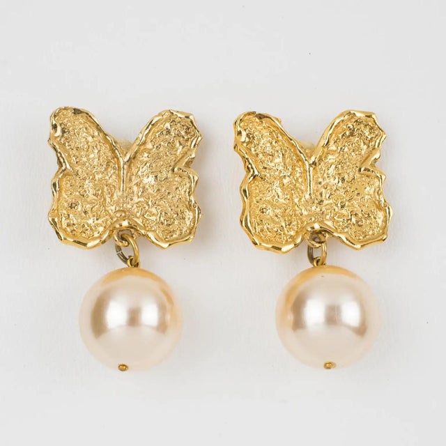 Guy Laroche Gilded Metal Butterfly Clip Earrings with Pink Pearl For Sale - Image 4 of 7