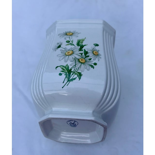 Mid 20th Century Fluted Staffordshire Ceramic Vase With Daisy Floral Design For Sale In Palm Springs - Image 6 of 12