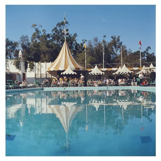 Beverly Hills Hotel 1957 Sunshades and sun loungers by the swimming pool at The Beverly Hills Hotel, Beverly Hills,...