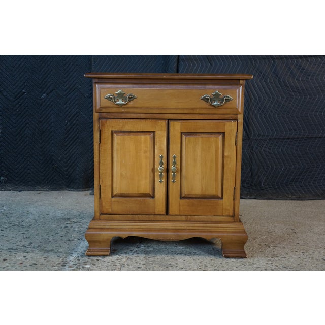 Late 20th Century Sumter Cabinet Early American Hard Rock Maple Bedside Cabinet Chest Nightstand For Sale - Image 6 of 18