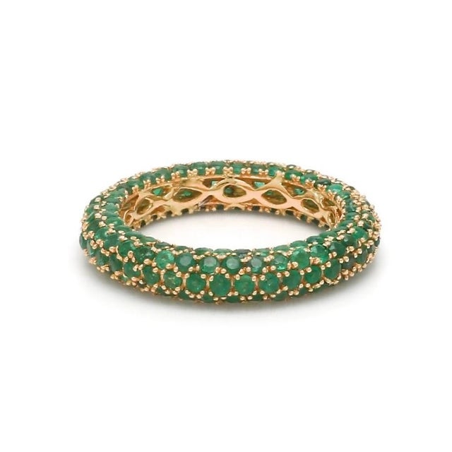 Contemporary Natural 4.17 cts zambian emerald band ring in 18k gold For Sale - Image 3 of 18