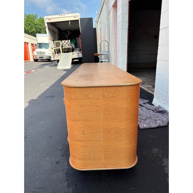 Mid-Century Modern Oak Media Console With Rounded Corners For Sale In Philadelphia - Image 6 of 10