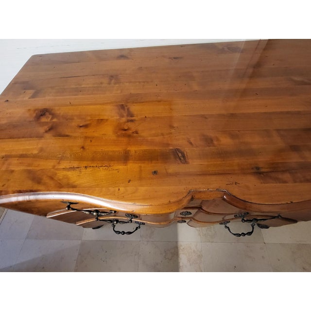 Louis XV Style Crossbow-Shaped Commode in Walnut, France For Sale - Image 4 of 18