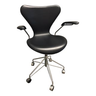 Arne Jacobsen for Fritz Hansen Series 7 Model 3217 Black Leather Swivel Chair For Sale