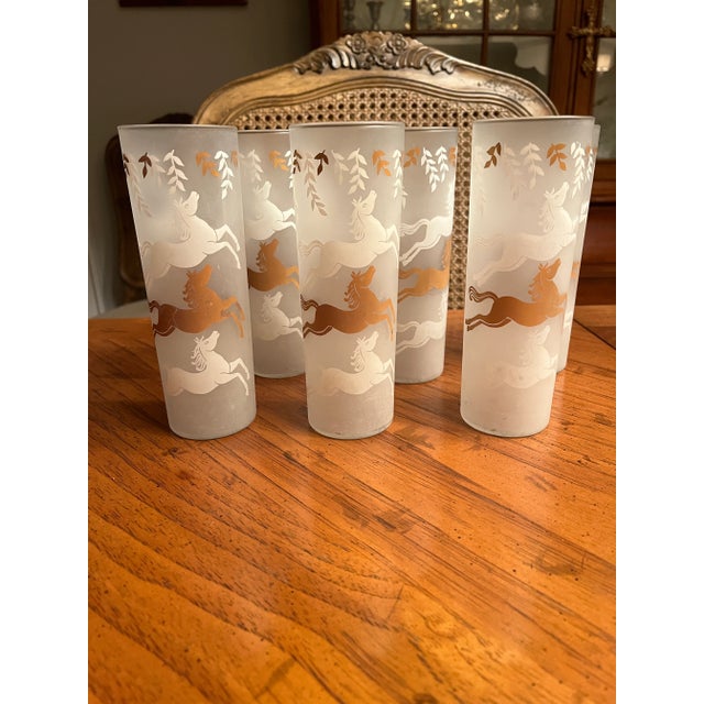 For all horse lovers! Get ready for your Derby party with these vintage highball horse glasses. The glass is frosted with...