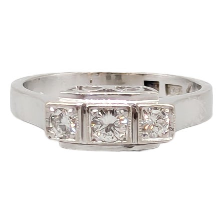 Diamond Ring in 18k White Gold For Sale