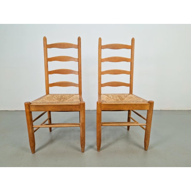 Set of 2 vintage Brutalist Charlotte Perriand-style ladder chairs, wicker, 1960s This set of 2 French dining chairs in the...