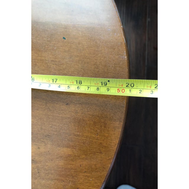 1950s 1950s Colonial Style Nutmeg Maple 2 Tier Round Side Table For Sale - Image 5 of 12