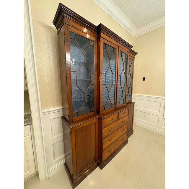 Late 20th Century George III / Chippendale Style Mahogany Breakfront Library Bookcase With Astragal Glazing & Original Lighting For Sale - Image 4 of 12