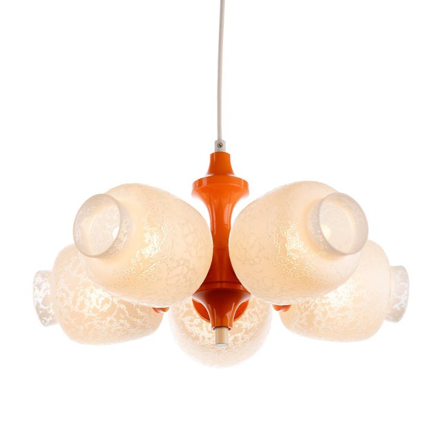 On offer is a hanging lamp with an eye-catching, retro-futuristic design. The lamp consists of several spherical...