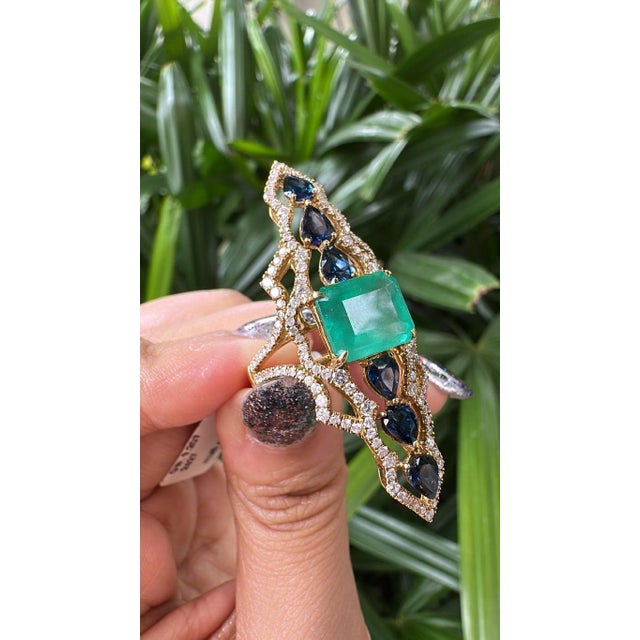 Set in 18k Gold, 3.99 Carats Emerald, Blue Sapphires & Diamonds Cocktail Ring, Us Size 7 For Sale - Image 4 of 14