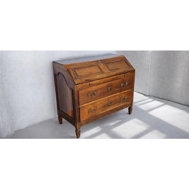 Parmigiana flap in solid walnut from around 1760 made in the Louis XVI style, a key element of the Louis XVI style is the...