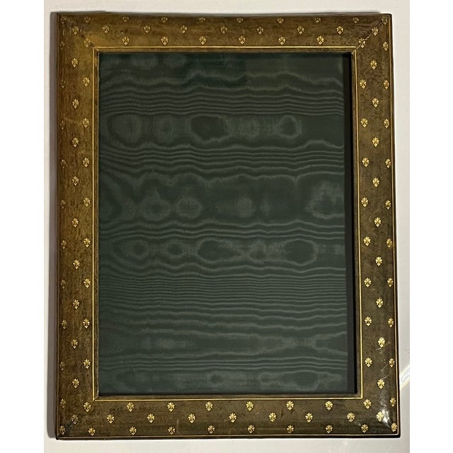 1950s Mid-Century Italian Florentine Olive Green Leather Photo Picture Frame Stamped With Gilt Fleur De Lis by G. Serranglini Florence, Italy For Sale - Image 5 of 10