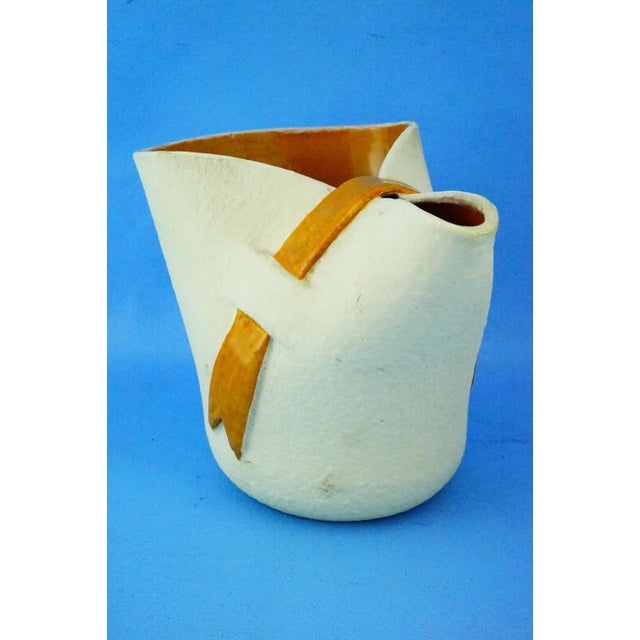 Height: 16 cm; Width: 23.5 cm; Depth: 13.5 cm; Weight: 0.920 kg Magnificent asymmetrical ceramic jug, entirely hand-...