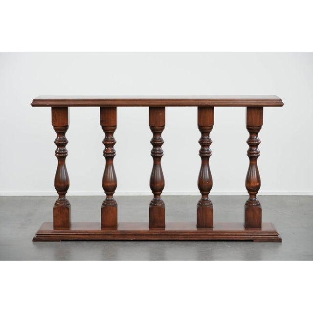 This stylish and elegant classic side table/balustrade from the 20th century provides a decorative and refined look. A...