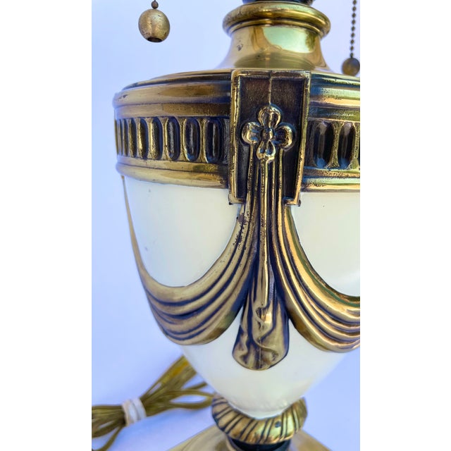 Cream Vintage Hollywood Regency, Empire, Neoclassical Cream Enamel & Brass Urn Table Lamp For Sale - Image 8 of 10