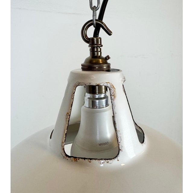 Mid-Century Modern Industrial White Enamel Factory Pendant Lamp from Thorlux, 1960s For Sale - Image 3 of 18