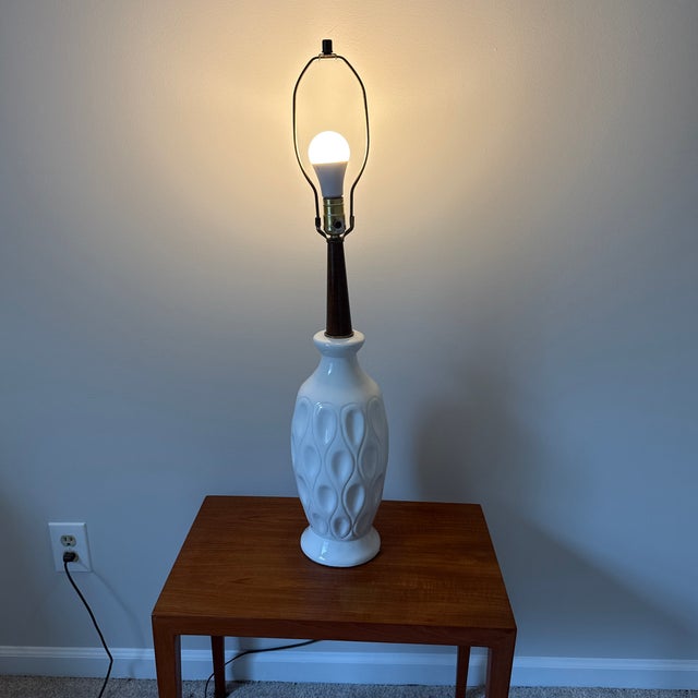 Elevate your retro interior with this striking Mid-Century Modern ceramic table lamp. Featuring an elegant, elongated...