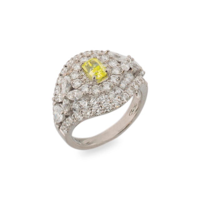 Ladies 18k White Gold Gia Certified Fancy Vivid Green-Yellow Cocktail Ring Size 6 For Sale - Image 4 of 11