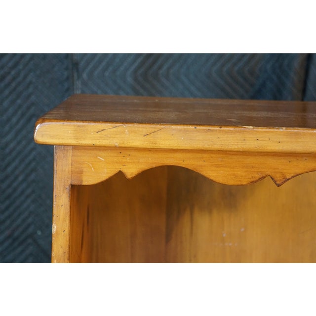 Brown Vintage Early American Colonial Style Low Profile Scalloped Pine Bookcase Shelf For Sale - Image 8 of 16