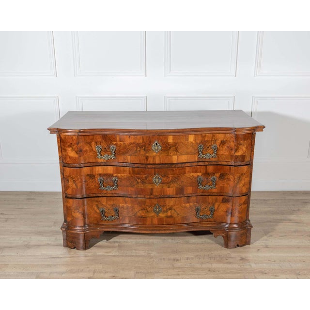 18th Century Walnut Chest Of Drawers From Verona: Elegance And Prestige For Your Home" An antique piece of furniture is...