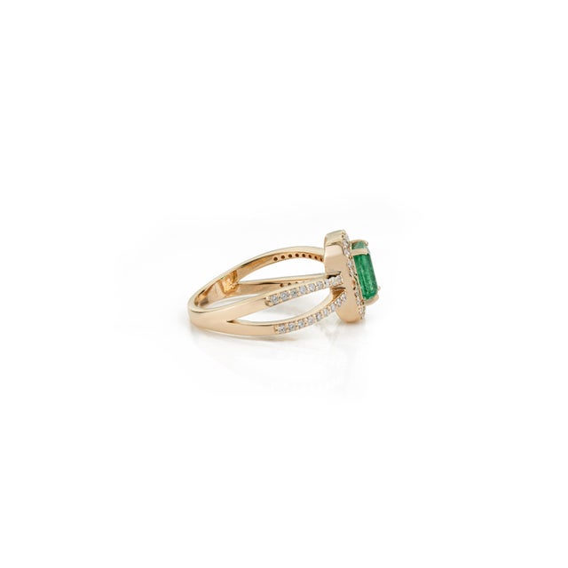 Metal 1.06ct Emerald Diamond Halo Split Shank Art Deco Ring Size 6 in 14k Yellow Gold For Sale - Image 7 of 15