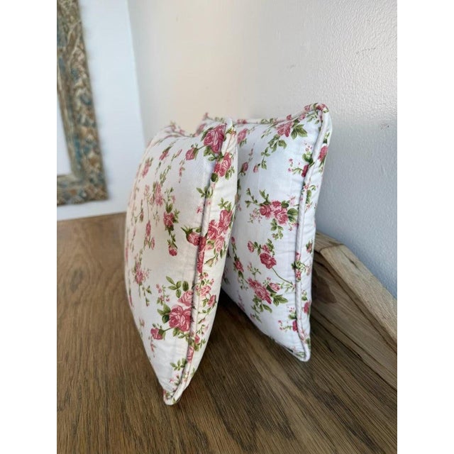 Early 21st Century Pair of Floral Cotton Decorative Pillows With Rose Print For Sale - Image 5 of 6