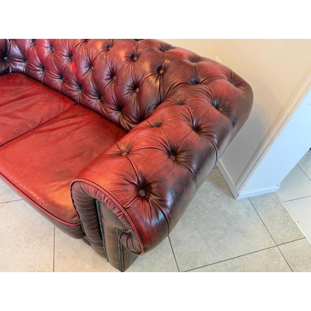 Red Chesterfield Two-Seater Sofa in Leather, 2000s For Sale - Image 8 of 16
